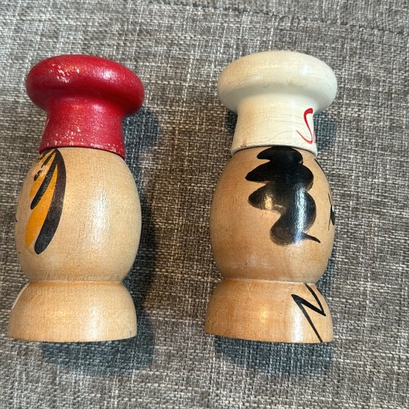 Vintage Collectable Wooden Salt and Pepper Shakers - Picture 6 of 7